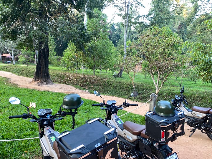Yamaha-PG-1-at-Banteay-Kdei-Temple