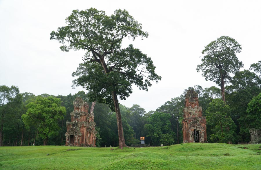 🌱 Temples & Landmarks of Angkor Thom – Green Season Rain & Mist